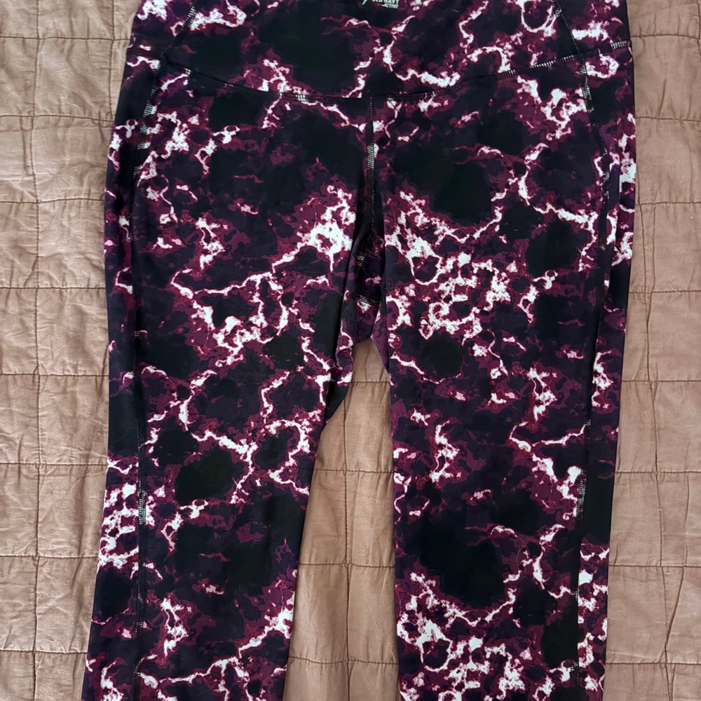 Old Navy Black & Burgundy Marble-Print Leggings
